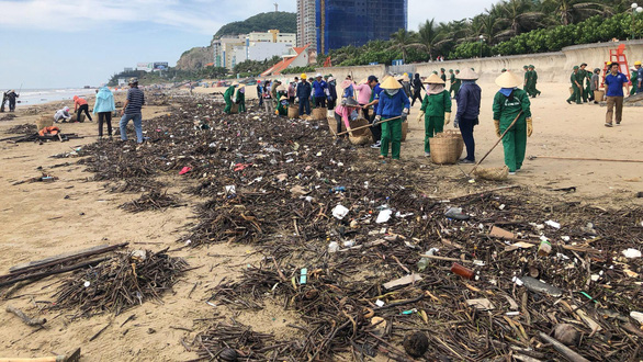 Dọn rác ở Bãi Sau, TP Vũng Tàu sáng 8-10