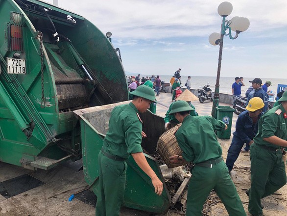 Bộ đội tham gia dọn rác trên bãi biển Vũng Tàu sáng 8-10