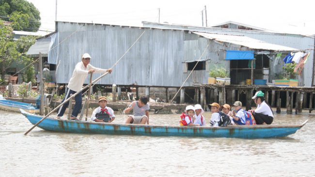Học sinh ở Cần Thơ đi học bằng xuồng MINH THU