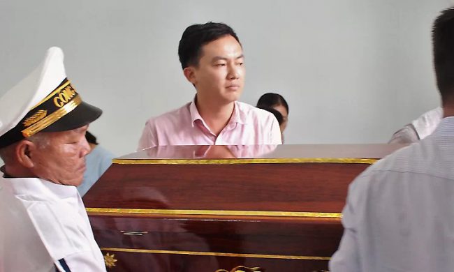 Ngoài vận động 10 triệu tặng gia đình chuyến xe, Nghị còn xin thêm một chiếc quan tài nhỏ tặng em bé.