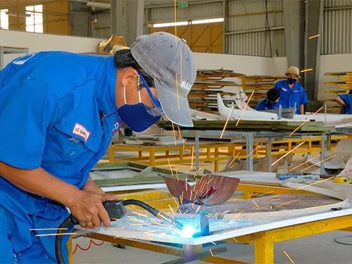 Lao động trẻ tại một nhà máy cơ khí