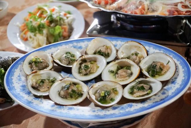 Vọp nướng là món đặc trưng của đất Mũi. Vọp có hình dáng giống con nghêu nhưng kích thước lớn hơn và thường sống trong các bãi bồi, cửa biển, rừng ngập mặn. Vọp đất Mũi thường dai và ngọt hơn nhiều so với các vùng khác. Sau khi được rửa sạch, vọp có thể nấu canh chua, luộc, hấp, xào hay nướng mỡ hành.