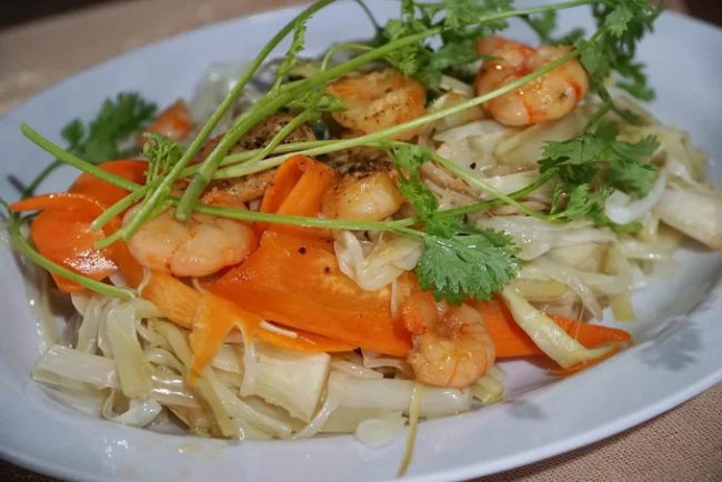 Bồn bồn vốn là loại cỏ dại, mọc nhiều ở vùng rìa các đầm, ao hồ nhưng lại là đặc sản của các tỉnh miền tây, đặc biệt là Cà Mau. Bồn bồn được chế biến như rau thành nhiều món khác nhau, trong đó có gỏi hải sản, muối chua. Lõi bồn bồn có màu trắng muốt, phần búp non ăn mềm, giòn và ngọt, thường được du khách mua về làm quà khi đến các vùng Cà Mau, Bạc Liêu.