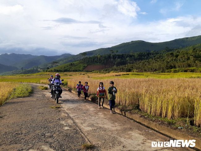 Người dân Măng Ri đã biết làm ruộng bậc thang từ xa xưa để tận dụng nguồn nước mạch từ núi chảy ra canh tác lúa 2 vụ.