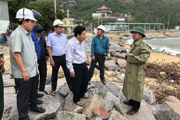 Chủ tịch tỉnh Bình Định kiểm tra kè Nhơn Lý. Ảnh: Phúc Nhơn