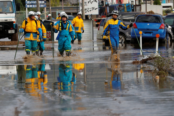Nhân viên cứu hộ tại các khu vực ngập nặng do bão Hagibis ở tỉnh Nagano, Nhật Bản, ngày 14-10 - Ảnh: REUTERS
