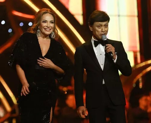 Ca sĩ Tuấn Ngọc và Thanh Hà trình diễn trong Đêm song ca huyền thoại. Ảnh do chương trình cung cấp.