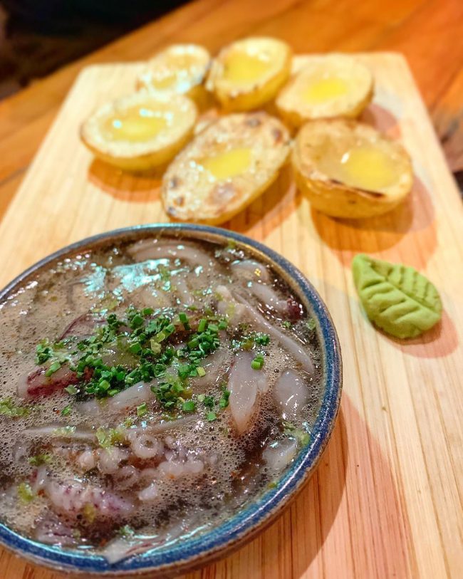 Với nhiều thực khách, shiokara là món ăn khó ngửi và khó nuốt. Người Nhật có cách chế biến món shiokara độc đáo. Sau khi cắt nhỏ những miếng mực ống, người chế biến sẽ ngâm phần thịt mực cùng với nội tạng của chính nó trong hỗn hợp muối và bột gạo. Shiokara được ngâm lên men khoảng một tháng. Món ăn đủ độ để thưởng thức sẽ có mùi nồng, vị mặn, kết cấu nhớt dính. Thời gian ủ càng lâu, món ăn càng hấp dẫn. Ảnh: pabuizakayario, mamico036.