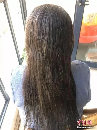 Sau 7 năm, tóc của mẹ anh từ ngang vai đã dài tới eo, càng ngày càng chắc khỏe, bóng mượt. Ảnh: China News.