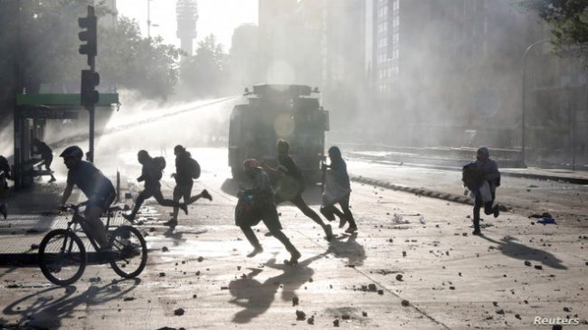 Tình trạng bất ổn tại Chile bùng phát từ hôm 25/10 và chưa có dấu hiệu ngừng lại. Ảnh: Reuters.