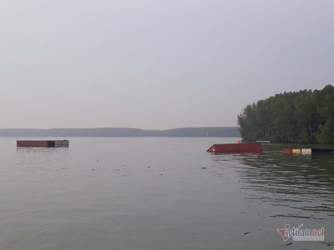 Hiện các lực lượng chức năng đang khẩn trương khắc phục xử lý hiện trường vụ tai nạn.