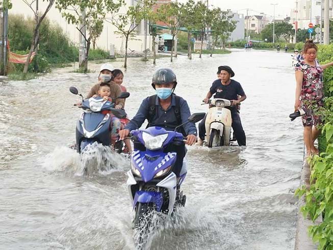 Nhiều khu vực ở TP.HCM bị ngập nặng do triều cường.