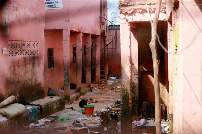 "Hệ thống trường này thiếu những giáo viên tốt và điều kiện vệ sinh sạch sẽ. Các tiêu chí ở đây rất thấp bởi những ông thầy ở đây gần như cũng không biết chữ. Họ dùng hệ thống trường này như cách kiếm sống", giáo sư Idris Abdulqadir cho biết