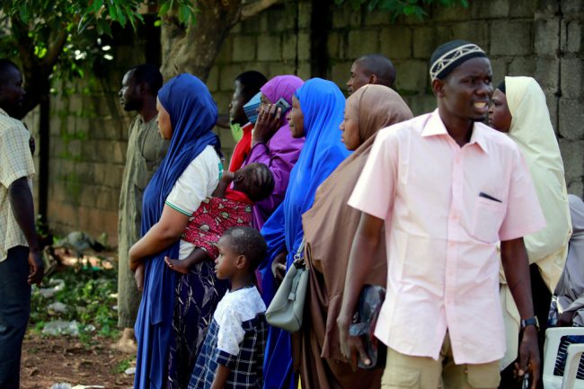 Các phụ huynh đến chờ đón con khi hay tin cảnh sát can thiệp vào các trường Hồi giáo hành hạ học sinh