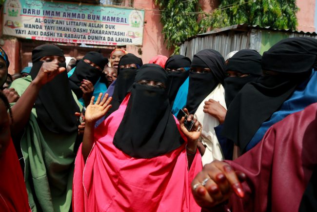 Những phụ nữ Hồi giáo bày tỏ phẫn nộ về những chuyện xấu xa phía trong trường Hồi giáo Daru Imam Ahmed Bun Hambal ở Kaduna