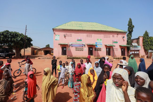 Các trường học Hồi giáo, hay còn gọi là Almajiri, thường phổ biến tại khu vực miền Bắc Nigeria. Ước tính có khoảng 10 triệu trẻ em Nigeria đang theo học tại những ngôi trường này. Trong ảnh là phía trước trường Hồi giáo Daru Imam Ahmed Bun Hambal ở tỉnh Kaduna