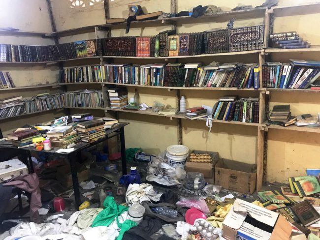 Theo người dân địa phương, các gia đình thường gửi con em vốn bị cho là ngang bướng, hoặc bị nghiện ma túy, vào những ngôi trường bán trú Hồi giáo để rèn nề nếp. Trong ảnh là học xá đầy nhếch nhác