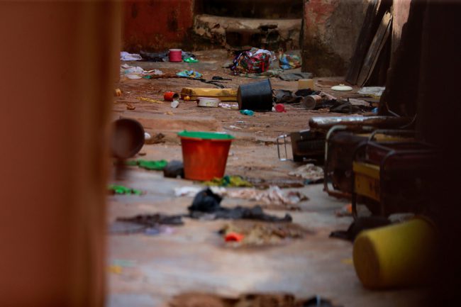 Khung cảnh nhếch nhác bên trong trường Hồi giáo Daru Imam Ahmed Bun Hambal ở tỉnh Kaduna sau khi cảnh sát vào can thiệp ngày 25-9