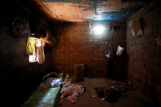 Nơi cư trú tồi tàn với tấm đệm trải dưới đất cho học viên trường Hồi giáo Daru Imam Ahmed Bun Hambal ở Kaduna sau khi cảnh sát vào can thiệp ngày 25-9