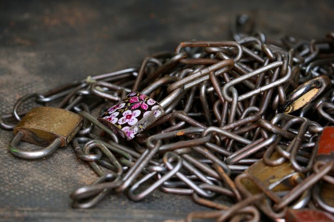 Những ống khóa và dây xích thu giữ được ở trường Hồi giáo Daru Imam Ahmed Bun Hambal ở Kaduna sau khi cảnh sát vào can thiệp ngày 25-9