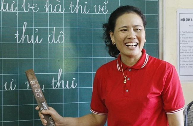 Cô Hòa dạy học trò đọc và phát âm.