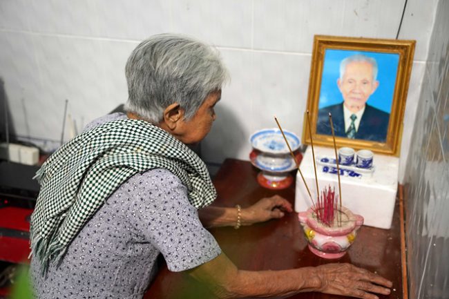 Cụ Võ Thị Thương thắp hương cho chồng mình và mong ông về chứng giám cho nỗi oan khuất của gia đình sau 40 năm được giải oan Độc Lập
