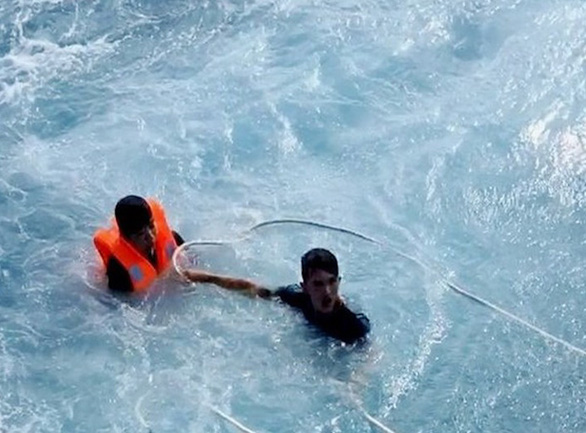 Hình ảnh Ron lao mình xuống biển Hoàng Sa cứu người trong lúc biển động dữ dội - Ảnh: cắt từ clip nhân vật