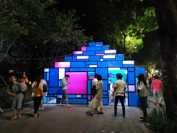 Tác phẩm Tháp ban đầu nhận được sự quan tâm thích thú của người dân nhưng sau đó lại bị một số người phóng uế vào bên trong tác phẩm - Ảnh: Nghệ sĩ cung cấp