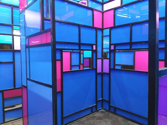 Ý đồ tạo mê cung ở bên trong tác phẩm để công chúng vào khám phá lại khiến một số người "nhầm lẫn" đây là ... nhà vệ sinh - Ảnh: Nghệ sĩ cung cấp