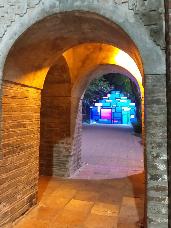 Tác phẩm từng được đặt cạnh tháp Hòa Phong - Ảnh: Nghệ sĩ cung cấp