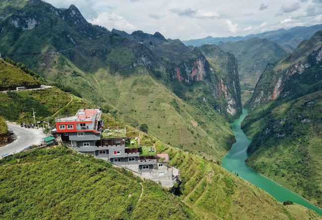 Công trình Mã Pì Lèng Panorama đã tạm dừng hoạt động kinh doanh vào sáng 14.10, theo yêu cầu của UBND huyện Mèo Vạc, tỉnh Hà Giang. Tuy nhiên, công trình vẫn mở cửa cho khách du lịch vào ngắm cảnh, chụp ảnh. Ảnh: Ngọc Tân