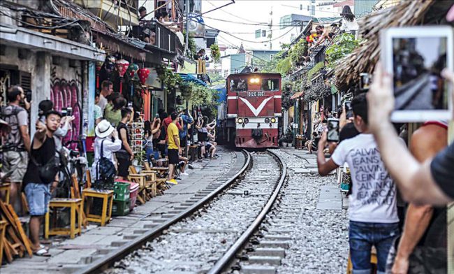 Từ ngày 10.10, cơ quan chức năng đã lập rào, đặt chốt cấm du khách đến cà phê phố đường tàu Phùng Hưng (Hà Nội), nhằm thực hiện chỉ đạo của UBND Hà Nội về việc xử lý vi phạm trật tự an toàn giao thông đường sắt. Ảnh: Tô Thế