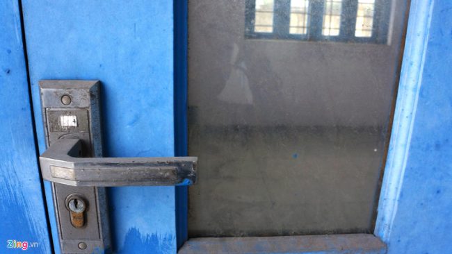 Phía trong các phòng rất ít đồ đạc, có phòng để trống trơn. Trao đổi với Zing.vn, ông Vũ Anh Dũng, Trưởng ga Cái Lân cho biết thời gian đầu đơn vị có 16 người làm việc. Nhưng từ năm 2015 đến nay, ga không có tàu đến nên chỉ giữ lại 4 người. "Tôi là trưởng ga nhưng cũng là bảo vệ. Chúng tôi ở đây chủ yếu làm công việc thay nhau trông coi tài sản", ông Dũng nói.