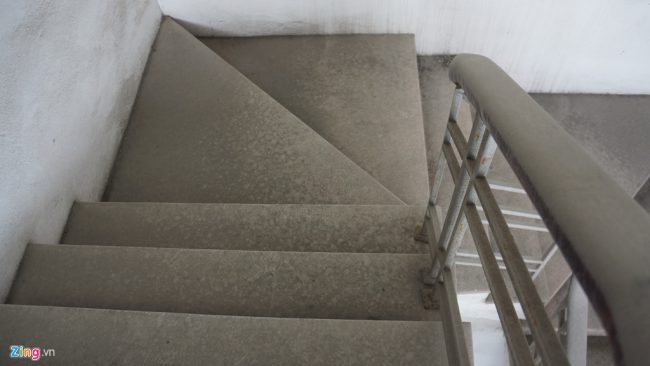 Những năm đầu, các bộ phận gồm Nhà ga, Công ty cổ phần quản lý đường sắt Hà Lạng, Xí nghiệp đầu máy, Công ty thông tin tín hiệu,... với hàng chục con người đều phải phục vụ như có tàu qua lại. Sau đó thì số lượng giảm dần. Trong hình, cát bụi phủ trắng cầu thang lên xuống của nhà thông tin tín hiệu.