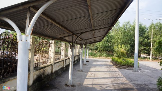 Khu vực bãi đỗ xe, sân ga, nhà kho, bãi xếp dỡ,... vắng bóng người.