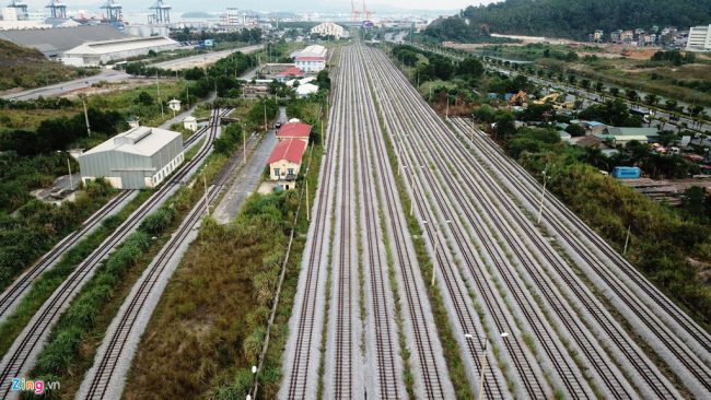 Nguyên nhân lớn khiến ga Cái Lân vắng tàu lui tới được cơ quan chức năng chỉ ra là hệ thống kết nối chưa đồng bộ. Khổ đường ray ga này được thiết kế theo tiêu chuẩn quốc tế 1,435 m, chỉ kết nối đến Thái Nguyên và Đồng Đăng (Lạng Sơn). Trong khi đó, hầu hết khổ đường ray trên toàn quốc là 1 m.