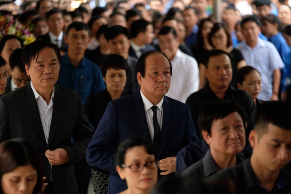 Ông Mai Tiến Dũng - ủy viên Trung ương Đảng, bộ trưởng, chủ nhiệm Văn phòng Chính phủ - tới viếng và ghi sổ tang