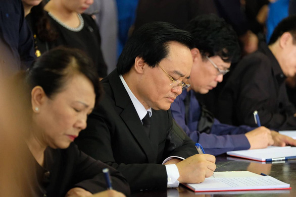 Bộ trưởng Phùng Xuân Nhạ ghi sổ tang tại tang lễ cố Thứ trưởng Bộ GD-ĐT Lê Hải An