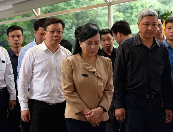 Đoàn viếng Bộ Y tế do Bộ trưởng Nguyễn Thị Kim Tiến dẫn đầu đến viếng cố Thứ trưởng Bộ GD-ĐT Lê Hải An