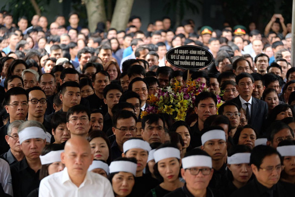 Đoàn Bộ GD-ĐT do Bộ trưởng Phùng Xuân Nhạ dẫn đầu cùng các thứ trưởng, lãnh đạo các cục, vụ vào viếng cố Thứ trưởng Bộ GD-ĐT Lê Hải An
