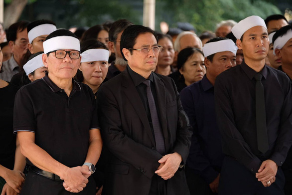 rưởng Ban Tổ chức trung ương Phạm Minh Chính (giữa) đến viếng, tiễn đưa ông Lê Hải An