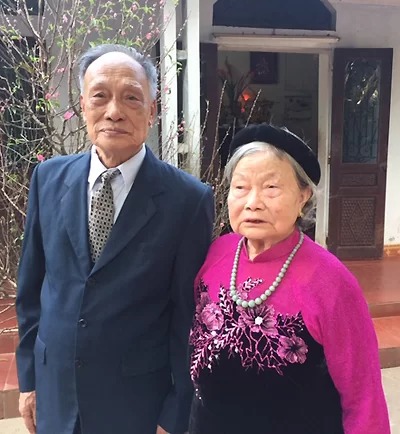 "Bố rất chiều mẹ vì ngày xưa mẹ quá khổ cực, những ngày bố đi dạy học, mẹ ở nhà chăm 10 người con, kéo cày thay trâu để kiếm gạo nên sức khỏe giảm sút nhanh", chị Hằng, con thứ 7 của ông Chiểu, bà Dần, cho biết. Ảnh: Đức Minh.