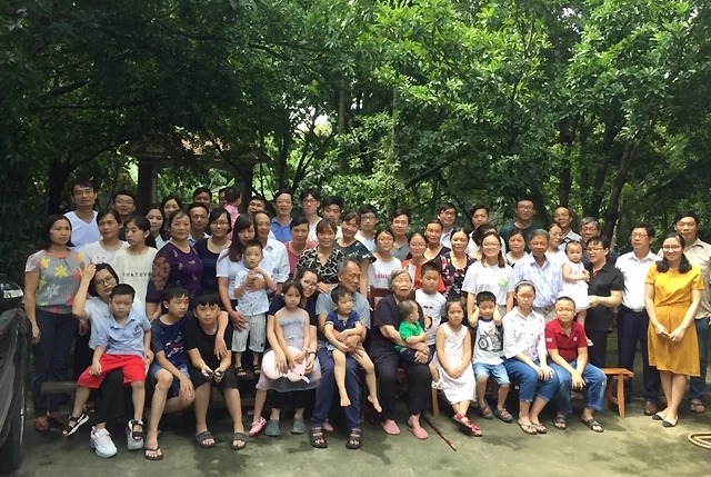 Ông Chiểu chưa bao giờ phải dùng roi vọt. "Nhà khác 10 đứa thì thường có đứa nọ đứa kia sứt sẹo, hư hỏng, nhà tôi may mắn là đều trọn vẹn. Các con chưa từng làm tôi thất vọng", ông nói. Ảnh: Đức Minh.