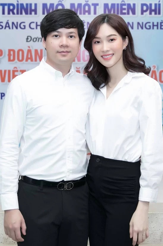 Ngày 5/10, Thu Thảo cho biết cô và chồng thực hiện hoạt động thiện nguyện ở TP HCM để kỷ niệm hai năm ngày cưới.