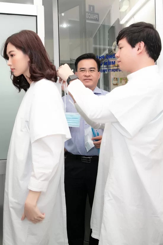 Hoa hậu được chồng chăm sóc. Cưới chồng hai năm, cô cho biết không còn cần những thứ xa hoa, vui khi được cùng ông xã làm những điều ý nghĩa cho cộng đồng.