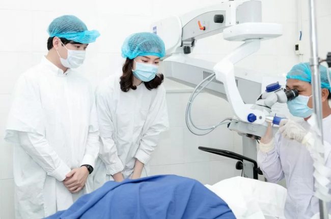 Thu Thảo, Trung Tín vào phòng mổ để động viên tinh thần bệnh nhân.