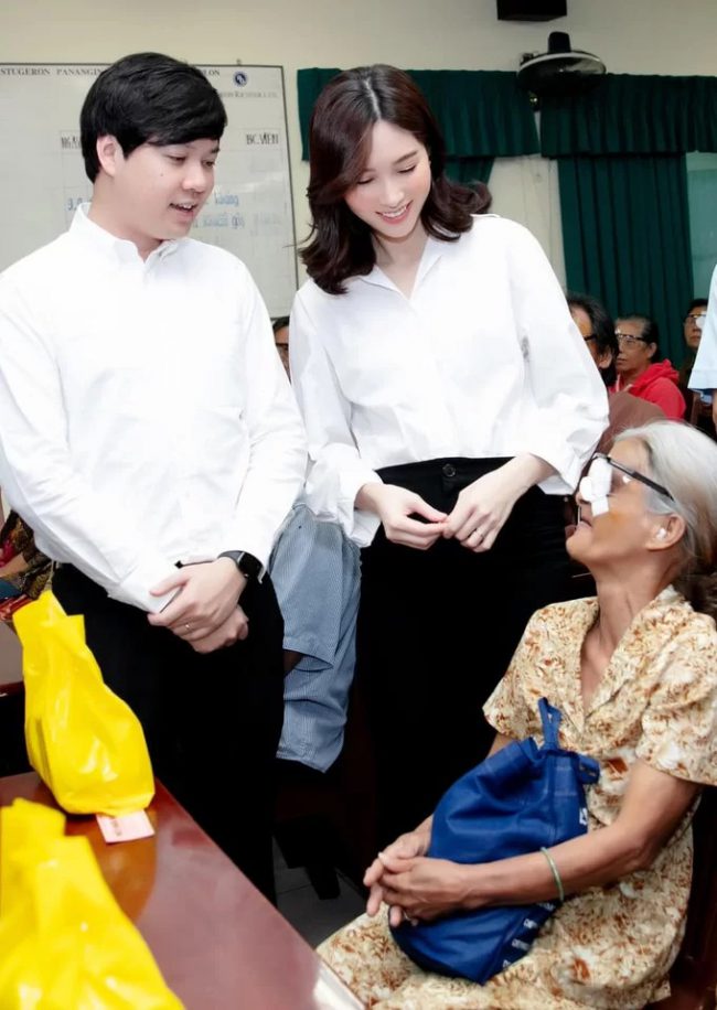 Sau ca mổ, họ đi trao quà và thăm hỏi, chúc các bệnh nhân mau hồi phục.