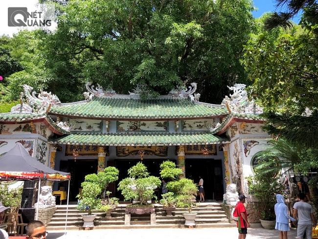 Chùa Linh Ứng Non Nước nhìn từ cổng tam quan.