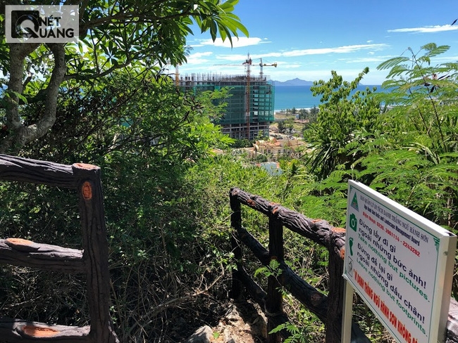 Nơi vua nhìn hàng trăm năm trước từ Vọng Hải đài, cũng bị ảnh hưởng bởi công trình xây dựng.