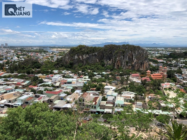 Những công trình nhà ở chen chúc dày đặc vây quanh cụm danh thắng quốc gia đặc biệt Ngũ Hành Sơn.
